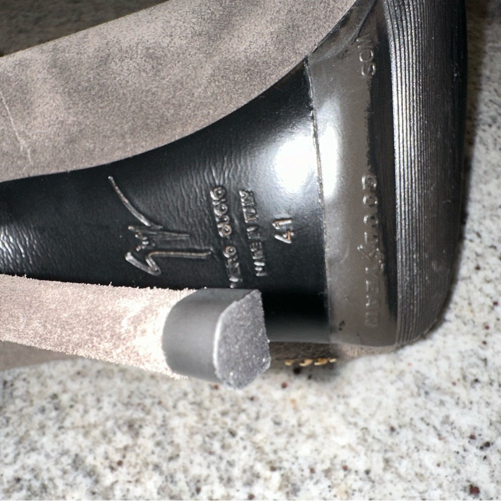 Giuseppe Zanotti Alien Gray Suede Peep-Toe  Booties with Gold Zipper size 41 - Picture 12 of 13